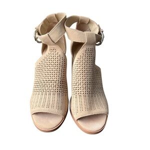 Marc Fisher LTD Vixen Suede Block Heel Sandals 6.5
Cutout Detail Bohemian Comfy‌